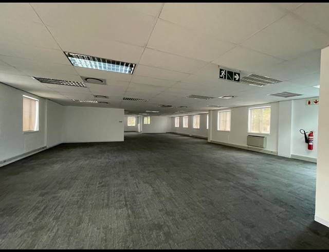 2,415M² OFFICE FOR SALE IN BRYANSTON